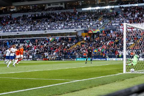 GUIMARAES, 06-06-2019, Estadio D. Afonso Henriques , UEFA Nations League Semi Final. England player Marcus Rashford scores penalty, Netherlands keeper Jasper Cillessen no chance during the game Netherlands - England Netherlands - England x3610612x Copyright: