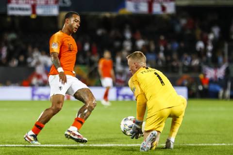 GUIMARAES, 06-06-2019, Estadio D. Afonso Henriques , UEFA Nations League Semi Final. Netherlands player Memphis Depay bumping up to England goalkeeper Jordan Pickford during the game Netherlands - England Netherlands - England x3611427x Copyright: