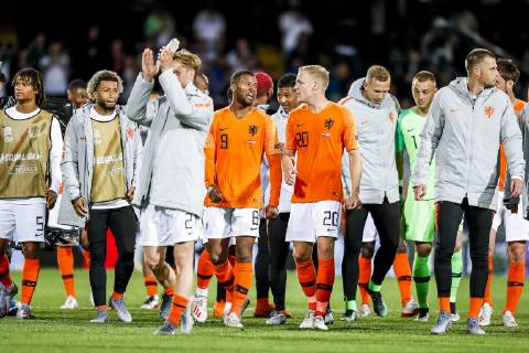 GUIMARAES, 06-06-2019, Estadio D. Afonso Henriques , UEFA Nations League Semi Final. Dutch players thanking fans, Netherlands player Georginio Wijnaldum , Netherlands player Donny van de Beek , during the game Netherlands - England Netherlands - England x3611491x Copyright: