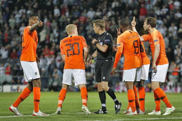 GUIMARAES, 06-06-2019, Estadio D. Afonso Henriques , UEFA Nations League Semi Final. Netherlands player Denzel Dumfries (L) arguing during the game Netherlands - England 3-1. Netherlands - England x3634872x Copyright: