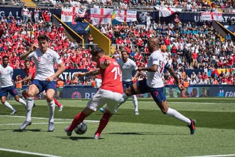 Guimaraes, Portugal, 09.06.2019, UEFA Nations League, 3. Platz, Schweiz - England, Harry Maguire (England), Steven Zuber (Switzerland) and Fabian Delph (England) battle for the ball ( Defodi-09-531-002643