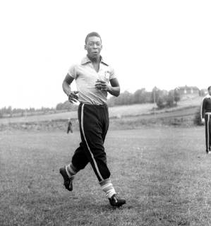 Fussball WM 1958 in Schweden. Pele (Brasilien) im Trainingsquartier läuft , fröhlich , lacht 25.06.1958