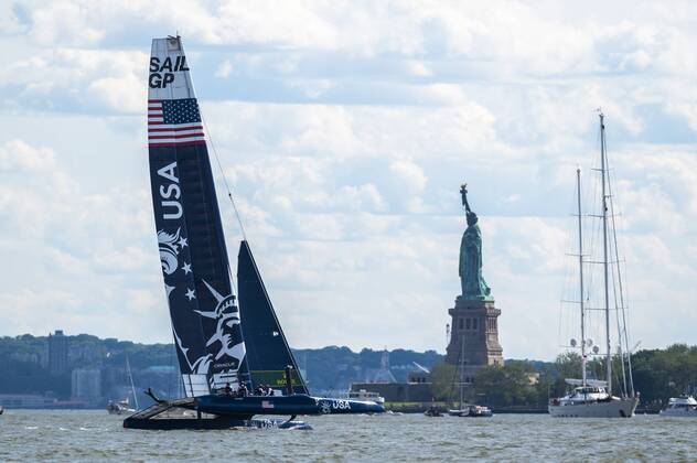 Sport Themen der Woche KW25 Sport Bilder des Tages Team USA sails past the Statue of Liberty on day two of the New York SailGP on June 22, 2019 in New York City. New York SailGP will take place on Friday, June 21, and Saturday, June 22, as six national teams compromised of the world s best sailors battle it out on the Hudson River. The Japan SailGP Team ultimately prevailed in the final match race on New York City?s Hudson River to take their first ever SailGP event championship win.  NYP20190622503 COREYxSIPKIN