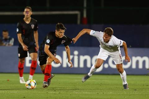 Foto Andrea Rigano LaPresse 24 giugno 2019 San Marino, San Marino calcio Croazia vs Inghilterra - UEFA Europeo Under 21 Italia 2019 Nella foto: Brekalo vs Dowell Foto Andrea Rigano LaPresse June 24, 2019 San Marino, San Marino sport soccer Croatia vs England - UEFA Under 21 Championship Italy 2019 - In the pic: Brekalo vs Dowell Copyright: xAndreaxRigano LaPressex