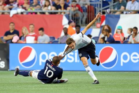 June 26, 2019; Foxborough, MA, USA; New England Revolution forward Teal Bunbury (10) and Philadelphia Union defender Jack Elliott (3) battle for the ball during an MLS, Fussball Herren, USA match between Philadelphia Union and New England Revolution at Gillette Stadium. CSM MLS 2019: Union vs Revolution JUN 26 - ZUMAc04_ 20190626_zaf_c04_066 Copyright: xAnthonyxNesmithx