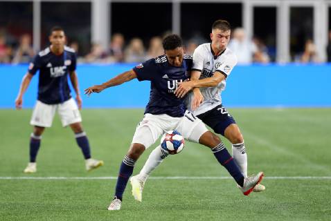 June 26, 2019; Foxborough, MA, USA; New England Revolution forward Juan Agudelo (17) and Philadelphia Union defender Kai Wagner (27) in action during an MLS, Fussball Herren, USA match between Philadelphia Union and New England Revolution at Gillette Stadium. CSM MLS 2019: Union vs Revolution JUN 26 - ZUMAc04_ 20190626_zaf_c04_073 Copyright: xAnthonyxNesmithx