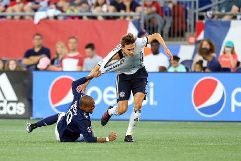 June 26, 2019; Foxborough, MA, USA; New England Revolution forward Teal Bunbury (10) and Philadelphia Union defender Jack Elliott (3) battle for the ball during an MLS, Fussball Herren, USA match between Philadelphia Union and New England Revolution at Gillette Stadium. CSM MLS 2019: Union vs Revolution JUN 26 - ZUMAc04_ 20190626_zaf_c04_065 Copyright: xAnthonyxNesmithx
