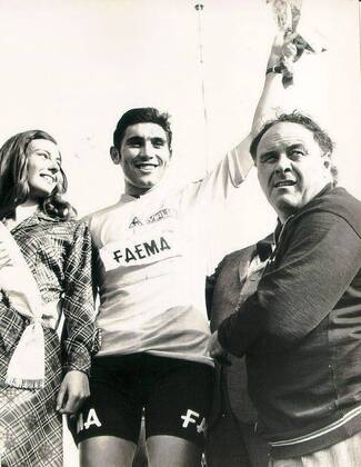 Tour de France 1969: Eddy MERCKX with the yellow shirt next to his coach, Guillaume DRIESSENS.  x462696x  x84830909stx