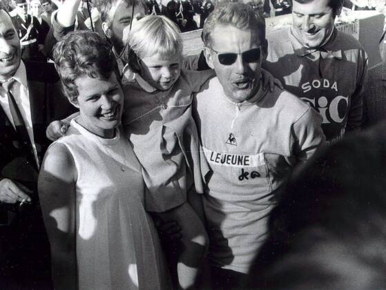 22 07 1968 PARIS : The dutch cyclist , Jan JANSSEN wins the 55 th Tour de France here in Paris after beating Belgian VAN SPRINGEL in the last etappe in Paris. Jan JANSSEN is congratulated by his wife and his daughter. FILESxAFP xBELGA  x270594x FILESxAFP xBELGA  x85097281stx
