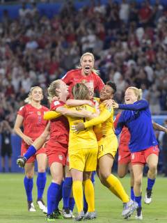 (L-R) Abby Dahlkemper of USA women, goalkeeper Alyssa Naeher of USA women, goalkeeper Adrianna Franch of USA women, Allie Long of USA women during the FIFA Women s World Cup France 2019 semi final match between England and United States of America at Stade de Lyon on July 02, 2019 in Lyon, France FIFA Women s World Cup France 2019 2018 2019 xVIxVIxImagesx xGerritxvanxKeulenxIVx 14892301