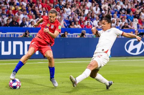(L-R) Tobin Heath of USA women, Demi Stokes of England women during the FIFA Women s World Cup France 2019 semi final match between England and United States of America at Stade de Lyon on July 02, 2019 in Lyon, France FIFA Women s World Cup France 2019 2018 2019 xVIxVIxImagesx xGerritxvanxKeulenxIVx 14898052