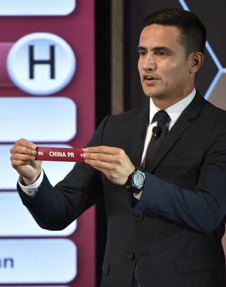 (190717) -- KUALA LUMPUR, July 17, 2019 (Xinhua) -- Tim Cahill from Australia presents the draw slip during the drawing ceremony for the second round of FIFA World Cup, WM, Weltmeisterschaft, Fussball Qatar 2022 Asian qualifiers in Kuala Lumpur, Malaysia, on July 17, 2019. (Xinhua Chong Voon Chung) (SP)MALAYSIA-KUALA LUMPUR-FIFA WORLD CUP QATAR-PRELIMINARY DRAW