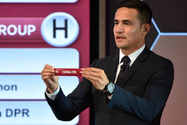 (190717) -- KUALA LUMPUR, July 17, 2019 (Xinhua) -- Tim Cahill from Australia presents the draw slip during the drawing ceremony for the second round of FIFA World Cup, WM, Weltmeisterschaft, Fussball Qatar 2022 Asian qualifiers in Kuala Lumpur, Malaysia, on July 17, 2019. (Xinhua Chong Voon Chung) (SP)MALAYSIA-KUALA LUMPUR-FIFA WORLD CUP QATAR-PRELIMINARY DRAW 