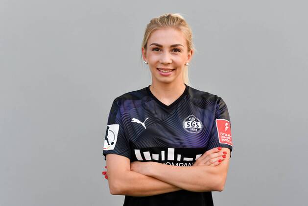 Elisa Senß (SGS, 6) Portrait , Einzelbild , Profilfoto , lächelnd, 08.08.2019, Essen (Deutschland), Fussball, Flyeralarm Frauen-Bundesliga, SGS Media Day, DFB DFL REGULATIONS PROHIBIT ANY USE OF PHOTOGRAPHS AS IMAGE SEQUENCES AND OR QUASI-VIDEO.