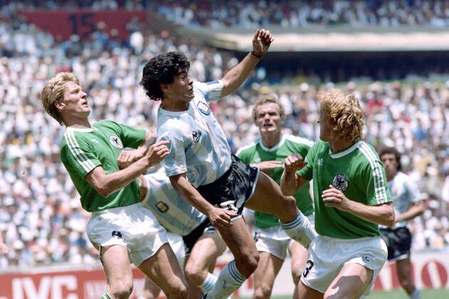 MARADONA Diego Kapitaen Team ARG mit FOERSTER Karlheinz rechts BREHME Andreas FIFA World Cup, WM, Weltmeisterschaft, Fussball 1986 in Mexico Finale Argentinien - Deutschland 3 : 2 am 29. 06.1986 im Azteca Stadion in Mexico Stadt