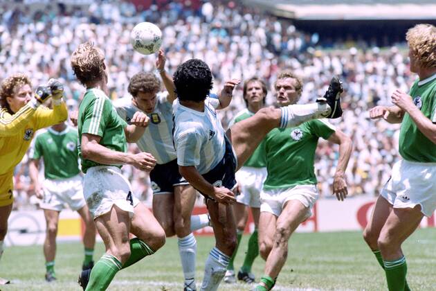 MARADONA Diego Kapitaen Team ARG mit FOERSTER Karlheinz FIFA World Cup, WM, Weltmeisterschaft, Fussball 1986 in Mexico Finale Argentinien - Deutschland 3 : 2 am 29. 06.1986 im Azteca Stadion in Mexico Stadt