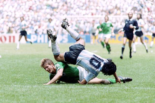 MARADONA Diego Kapitaen Team ARG mit FOERSTER Karlheinz FIFA World Cup, WM, Weltmeisterschaft, Fussball 1986 in Mexico Finale Argentinien - Deutschland 3 : 2 am 29. 06.1986 im Azteca Stadion in Mexico Stadt