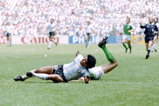 MARADONA Diego Kapitaen Team ARG mit FOERSTER Karlheinz FIFA World Cup, WM, Weltmeisterschaft, Fussball 1986 in Mexico Finale Argentinien - Deutschland 3 : 2 am 29. 06.1986 im Azteca Stadion in Mexico Stadt
