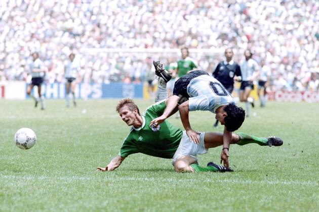 MARADONA Diego Kapitaen Team ARG mit FOERSTER Karlheinz FIFA World Cup, WM, Weltmeisterschaft, Fussball 1986 in Mexico Finale Argentinien - Deutschland 3 : 2 am 29. 06.1986 im Azteca Stadion in Mexico Stadt