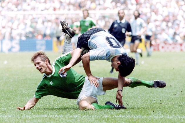 MARADONA Diego Kapitaen Team ARG mit FOERSTER Karlheinz FIFA World Cup, WM, Weltmeisterschaft, Fussball 1986 in Mexico Finale Argentinien - Deutschland 3 : 2 am 29. 06.1986 im Azteca Stadion in Mexico Stadt