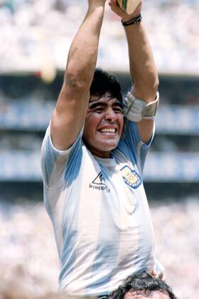 MARADONA Diego Kapitaen Team ARG mit WELTCUP Pokal bei der Siegerehrung Finale Argentinien - Deutschland 3 : 2 am 29. 06.1986 im Azteca Stadion in Mexico Stadt