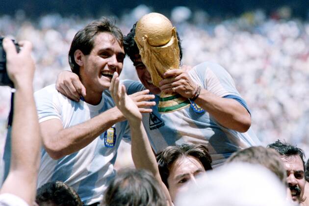MARADONA Diego Kapitaen Team ARG mit WELTCUP Pokal bei der Siegerehrung mit Torschuetzen BURRUCHAGA Jorge Finale Argentinien - Deutschland 3 : 2 am 29. 06.1986 im Azteca Stadion in Mexico Stadt