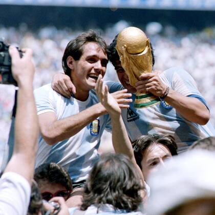 MARADONA Diego Kapitaen Team ARG mit WELTCUP Pokal bei der Siegerehrung mit Torschuetzen BURRUCHAGA Jorge Finale Argentinien - Deutschland 3 : 2 am 29. 06.1986 im Azteca Stadion in Mexico Stadt