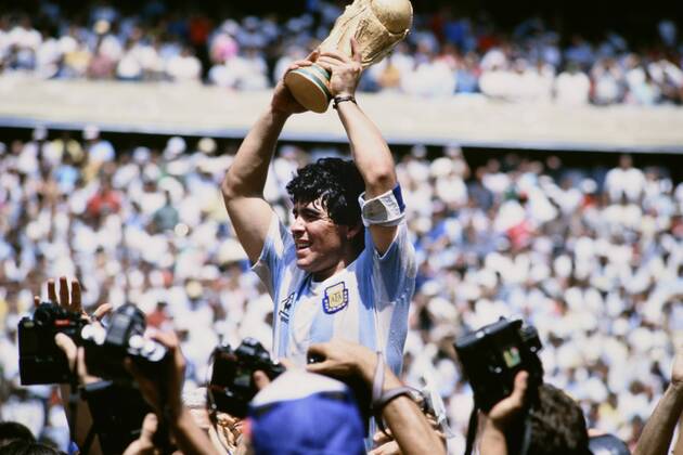 MARADONA Diego Kapitaen Team ARG mit WELTCUP Pokal bei der Siegerehrung Finale Argentinien - Deutschland 3 : 2 am 29. 06.1986 im Azteca Stadion in Mexico Stadt