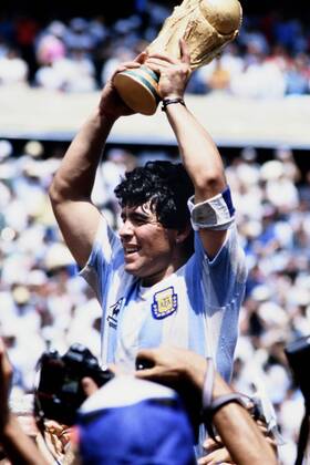 MARADONA Diego Kapitaen Team ARG mit WELTCUP Pokal bei der Siegerehrung Finale Argentinien - Deutschland 3 : 2 am 29. 06.1986 im Azteca Stadion in Mexico Stadt