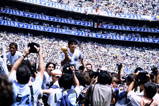 MARADONA Diego Kapitaen Team ARG mit WELTCUP Pokal bei der Siegerehrung mit Torschuetzen BURRUCHAGA Jorge Finale Argentinien - Deutschland 3 : 2 am 29. 06.1986 im Azteca Stadion in Mexico Stadt