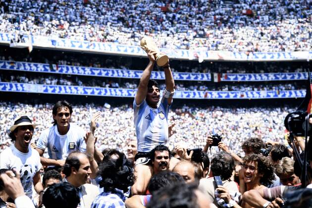 MARADONA Diego Kapitaen Team ARG mit WELTCUP Pokal bei der Siegerehrung mit Torschuetzen BURRUCHAGA Jorge Finale Argentinien - Deutschland 3 : 2 am 29. 06.1986 im Azteca Stadion in Mexico Stadt