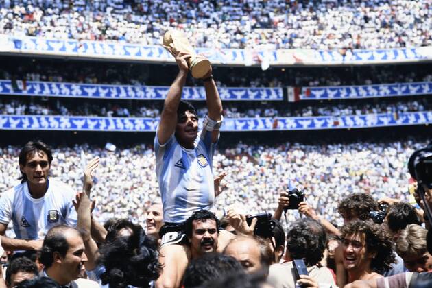 MARADONA Diego Kapitaen Team ARG mit WELTCUP Pokal bei der Siegerehrung mit Torschuetzen BURRUCHAGA Jorge Finale Argentinien - Deutschland 3 : 2 am 29. 06.1986 im Azteca Stadion in Mexico Stadt