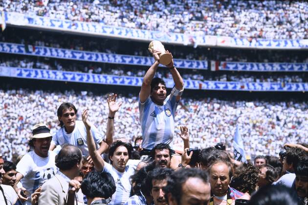 MARADONA Diego Kapitaen Team ARG mit WELTCUP Pokal bei der Siegerehrung mit Torschuetzen BURRUCHAGA Jorge Finale Argentinien - Deutschland 3 : 2 am 29. 06.1986 im Azteca Stadion in Mexico Stadt