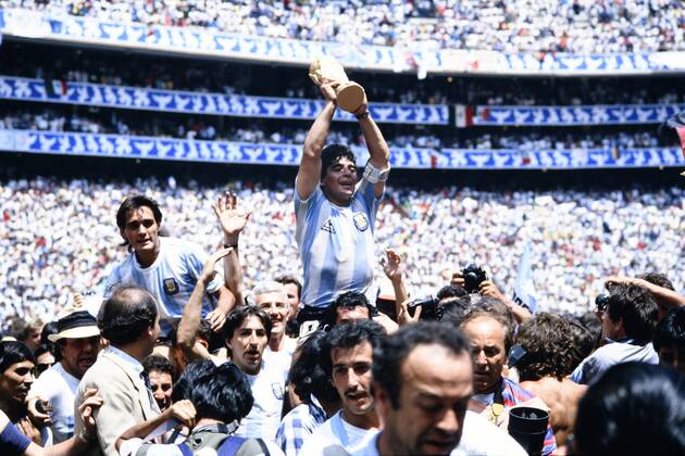 MARADONA Diego Kapitaen Team ARG mit WELTCUP Pokal bei der Siegerehrung mit Torschuetzen BURRUCHAGA Jorge Finale Argentinien - Deutschland 3 : 2 am 29. 06.1986 im Azteca Stadion in Mexico Stadt