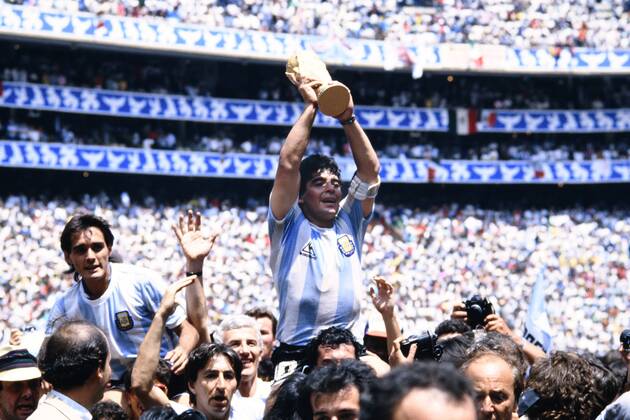 MARADONA Diego Kapitaen Team ARG mit WELTCUP Pokal bei der Siegerehrung mit Torschuetzen BURRUCHAGA Jorge Finale Argentinien - Deutschland 3 : 2 am 29. 06.1986 im Azteca Stadion in Mexico Stadt