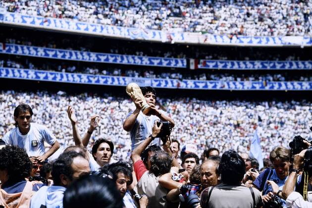 MARADONA Diego Kapitaen Team ARG mit WELTCUP Pokal bei der Siegerehrung mit Torschuetzen BURRUCHAGA Jorge Finale Argentinien - Deutschland 3 : 2 am 29. 06.1986 im Azteca Stadion in Mexico Stadt