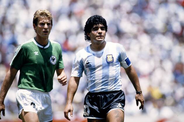 MARADONA Diego Kapitaen Team ARG mit FOERSTER Karlheinz Finale Argentinien - Deutschland 3 : 2 am 29. 06.1986 im Azteca Stadion in Mexico Stadt