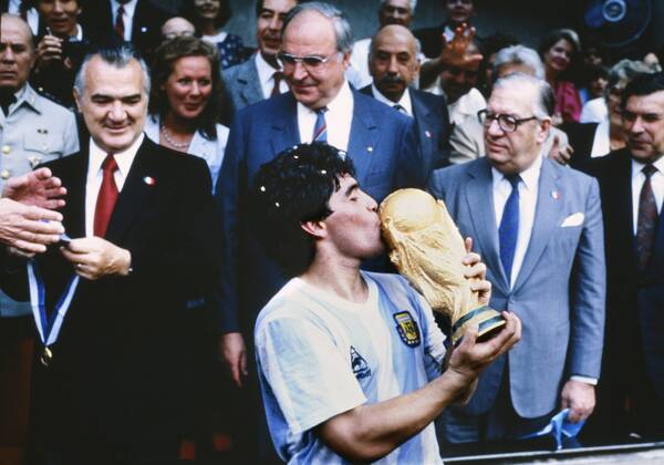 MARADONA Diego Kapitaen Team ARG mit WELTCUP Pokal bei der Siegerehrung mit KOHL Helmuth Bundeskanzler Finale Argentinien - Deutschland 3 : 2 am 29. 06.1986 im Azteca Stadion in Mexico Stadt
