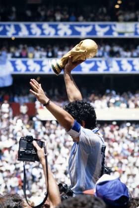 MARADONA Diego Kapitaen Team ARG mit WELTCUP Pokal bei der Siegerehrung Finale Argentinien - Deutschland 3 : 2 am 29. 06.1986 im Azteca Stadion in Mexico Stadt