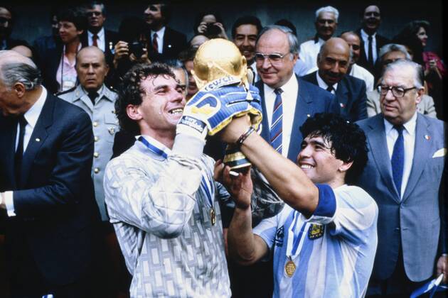 MARADONA Diego Kapitaen Team ARG mit WELTCUP Pokal bei der Siegerehrung mit Torwart PUMPIDO Nery Finale Argentinien - Deutschland 3 : 2 am 29. 06.1986 im Azteca Stadion in Mexico Stadt