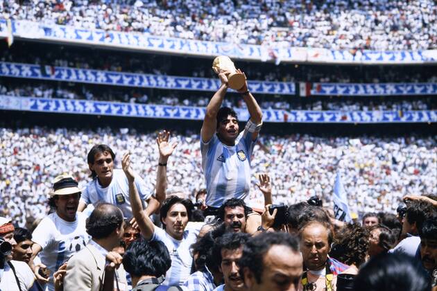 MARADONA Diego Kapitaen Team ARG mit WELTCUP Pokal bei der Siegerehrung mit Torschuetzen BURRUCHAGA Jorge Finale Argentinien - Deutschland 3 : 2 am 29. 06.1986 im Azteca Stadion in Mexico Stadt