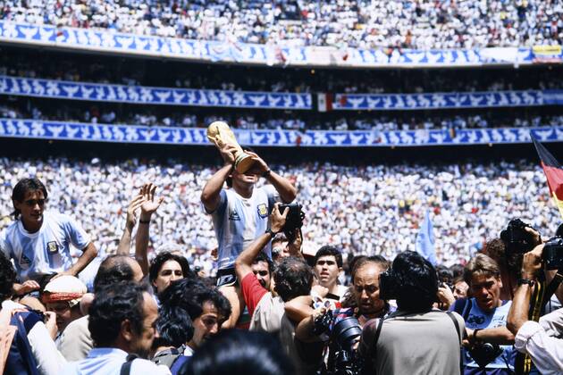 MARADONA Diego Kapitaen Team ARG mit WELTCUP Pokal bei der Siegerehrung mit Torschuetzen BURRUCHAGA Jorge Finale Argentinien - Deutschland 3 : 2 am 29. 06.1986 im Azteca Stadion in Mexico Stadt
