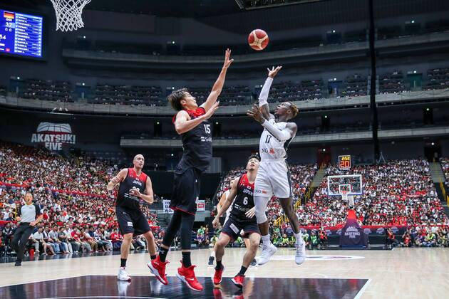 Bilder des Jahres 2019, Sport 08 August Sport Bilder des Tages l-r: im Zweikampf, Aktion, mit Joji Takeuchi 15 (Japan) und Dennis Schroeder 17 (Deutschland, Oklahoma City Thunder, NBA, Basketball Herren, USA , Japan vs. Deutschland, Basketball, Testspiel, FIBA World Cup 2019, 24.08.2019 Saitama Tokio Japan