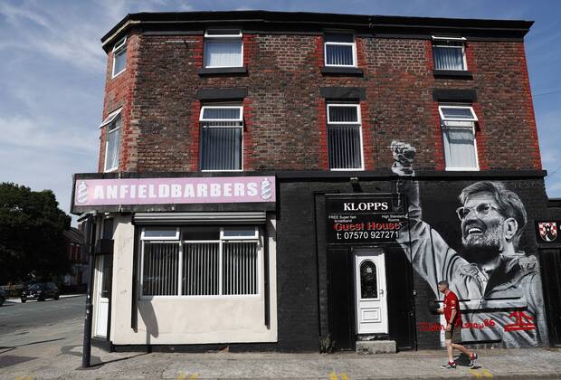 Bilder des Jahres 2019, Sport 08 August Sport Bilder des Tages A supporter walks past a mural of Liverpool manager Jurgen Klopp before the Premier League match against Arsenal at Anfield, Liverpool. Picture date: 24th August 2019. Picture credit should read: Darren Staples Sportimage EDITORIAL USE ONLY. No use with unauthorised audio, video, data, fixture lists, club league logos or live services. Online in-match use limited to 120 images, no video emulation. No use in betting, games or single club league player publications. SPI-0164-0003