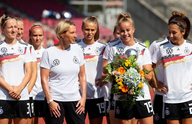 Kassel, Germany, 31.08.2019, Frauen Europameisterschaft Qualifikation, Deutschland - Montenegro, Trainer Martina Voss-Tecklenburg (GER) und Giulia Gwinn (GER) erhaelt die FIFA-Auszeichnung, FIFA Young Player Award, ( Defodi-01001219810
