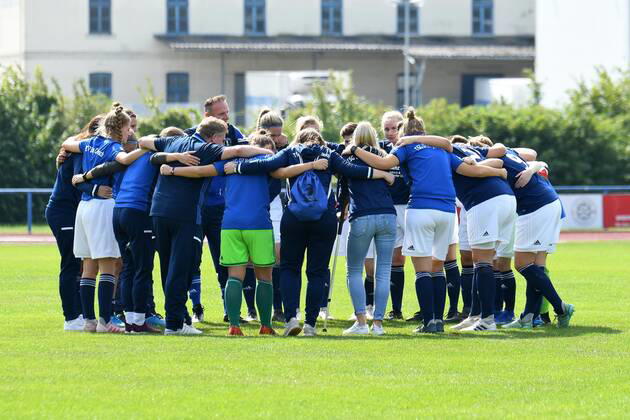 GER, FRLN, TSG 07 Burg Gretesch vs. Hannover 96 15.09.2019, Sportplatz Gretesch, Osnabrück, GER, FRLN, TSG 07 Burg Gretesch vs. Hannover 96 im Bild die Mannschaft von TSG 07 Burg Gretesch bildete vor dem Spiel einen Kreis.