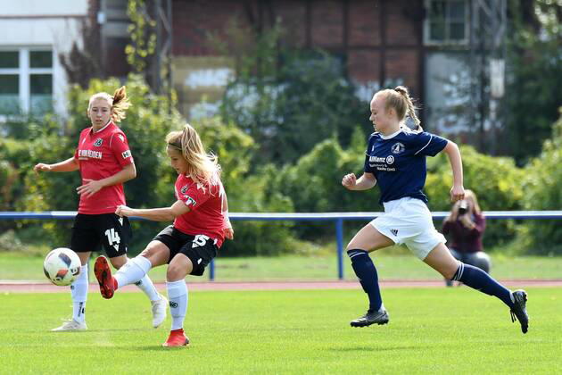 GER, FRLN, TSG 07 Burg Gretesch vs. Hannover 96 15.09.2019, Sportplatz Gretesch, Osnabrück, GER, FRLN, TSG 07 Burg Gretesch vs. Hannover 96 im Bild v. li. im Zweikampf Hannah Kamm (Hannover 96 15) und Alina Kampmeyer (TSG 07 Burg Gretesch 13)