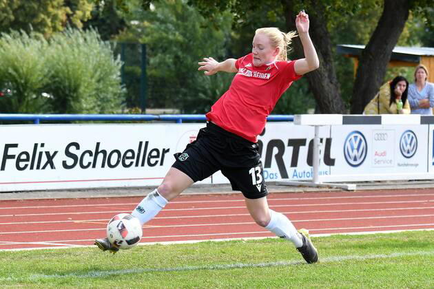 GER, FRLN, TSG 07 Burg Gretesch vs. Hannover 96 15.09.2019, Sportplatz Gretesch, Osnabrück, GER, FRLN, TSG 07 Burg Gretesch vs. Hannover 96 im Bild Julia Dose (Hannover 96 13), Aktion Einzelbild Freisteller mit Ball.