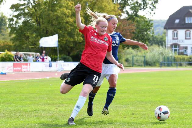 GER, FRLN, TSG 07 Burg Gretesch vs. Hannover 96 15.09.2019, Sportplatz Gretesch, Osnabrück, GER, FRLN, TSG 07 Burg Gretesch vs. Hannover 96 im Bild v. li. im Zweikampf Julia Dose (Hannover 96 13) und Kim Köhne Koehne (TSG 07 Burg Gretesch 17).