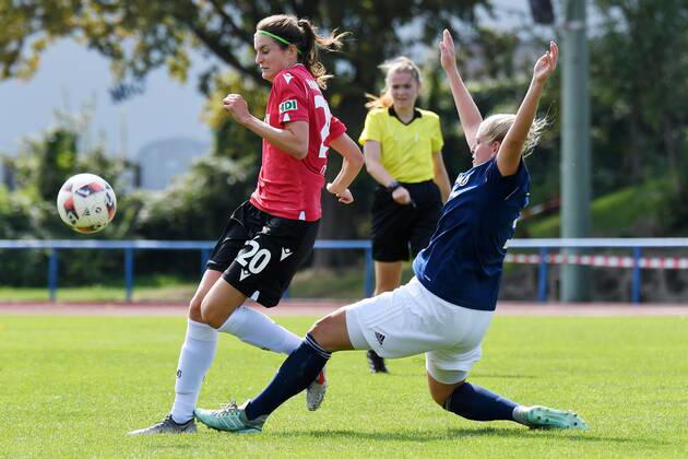GER, FRLN, TSG 07 Burg Gretesch vs. Hannover 96 15.09.2019, Sportplatz Gretesch, Osnabrück, GER, FRLN, TSG 07 Burg Gretesch vs. Hannover 96 im Bild v. li. im Zweikampf Aileen Osterwold (Hannover 96 20) und Lena Gosewinkel (TSG 07 Burg Gretesch 9).